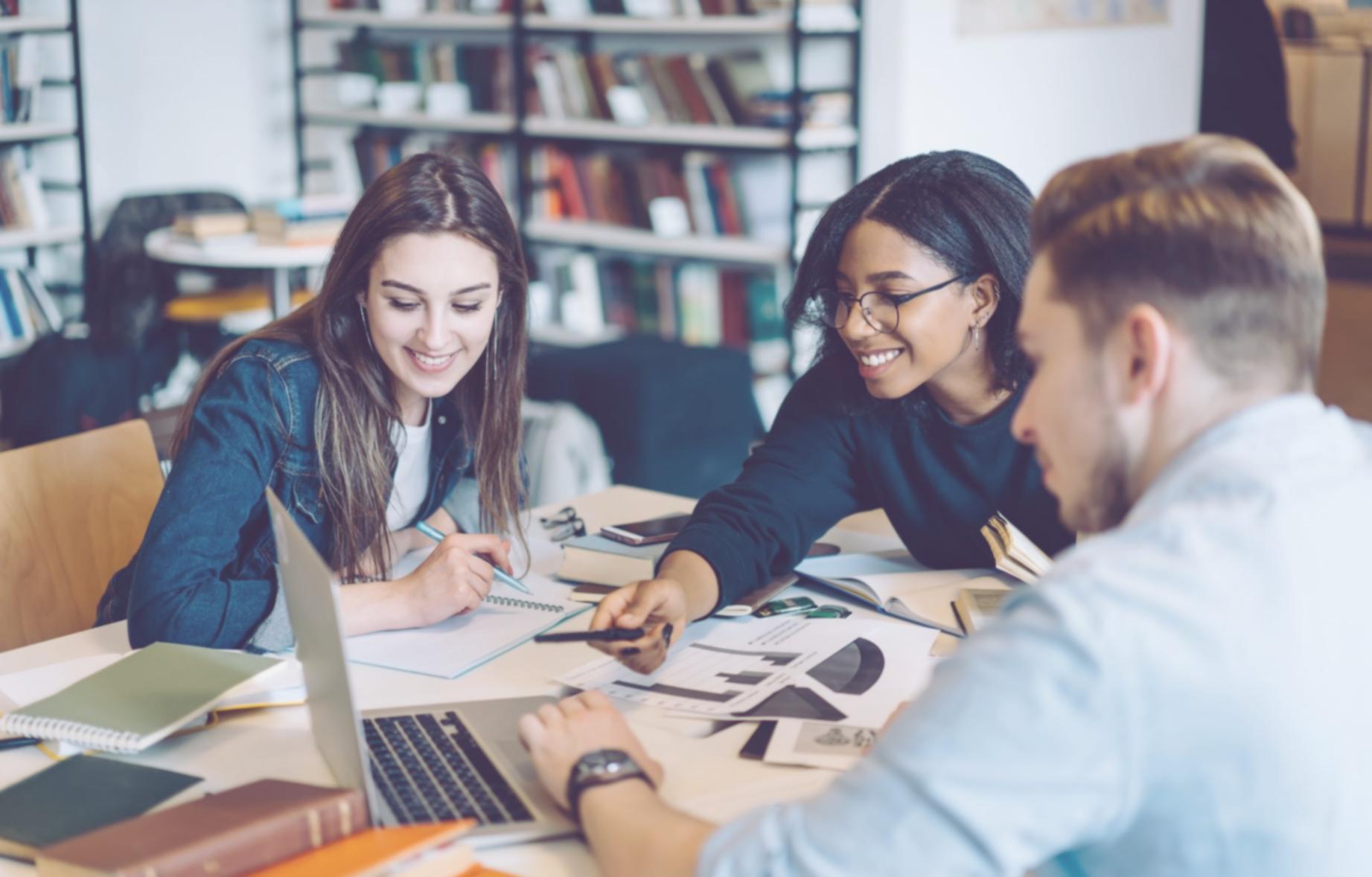 Echipă creativă lucrând la optimizarea conținutului